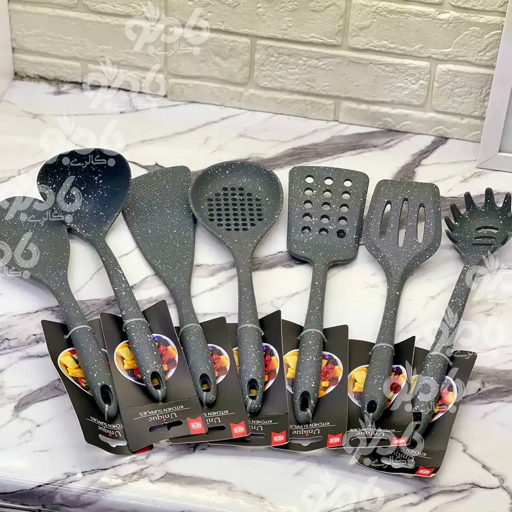 کفگیر و ملاقه سیلیکونی ساده خال خال طوسی — تصویر ۲