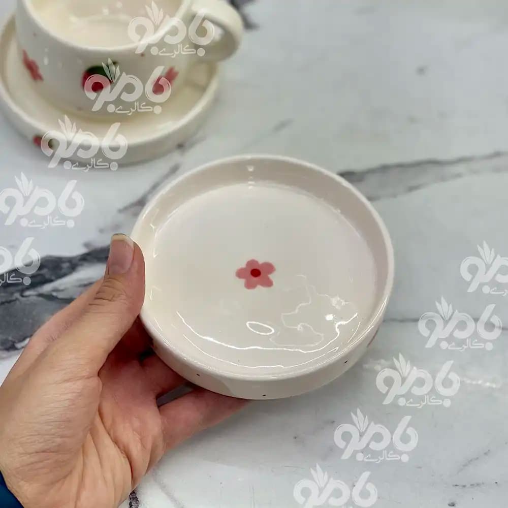 نعلبکی و زیر لیوانی سرامیکی لبه دار گل توت فرنگی — تصویر ۳
