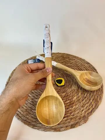 ملاقه چوبی دسته سرامیکی ماربل سفید — تصویر ۳