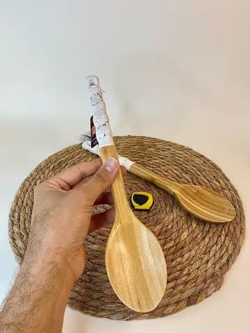 قاشق بزرگ چوبی دسته سرامیکی ماربل سفید — تصویر ۲