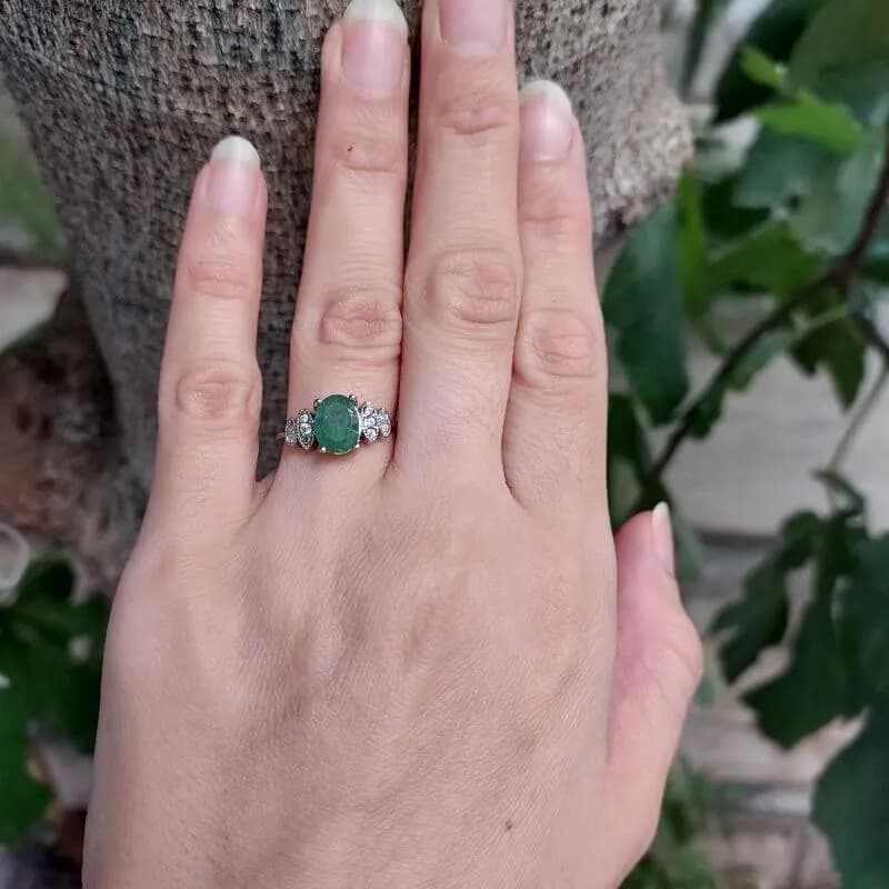 انگشتر نقره زنانه با نگین زمرد، کد 509 — تصویر ۴