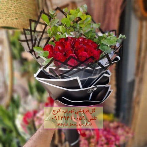 گل و بادکنک زیبا ولنتاین برای پسر جوان در گلفروشی قصر