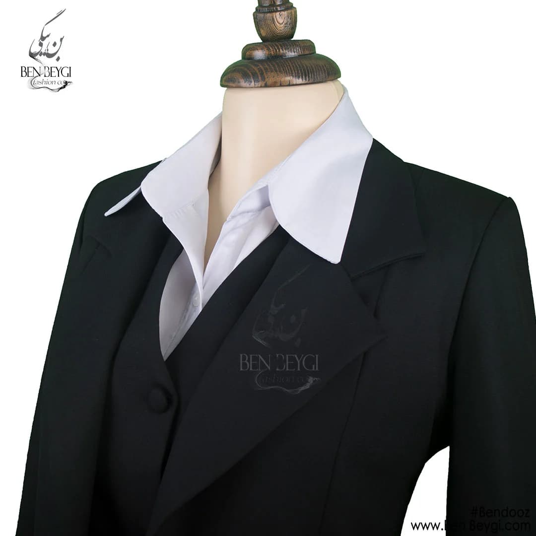 مانتو شلوار اداری مشکی 4 تیکه با جلیقه و شومیز پارچه بزیاق قد 85 کد 15422 — تصویر ۲