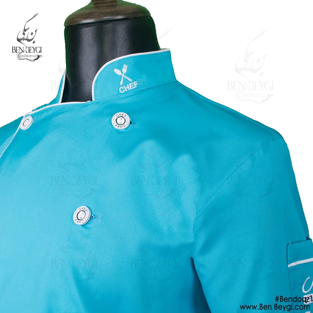 پیراهن سر آشپز پارچه کجراه یقه ایستاده دو ردیف دکمه فیروزه ای با گلدوزی کد 13315 — تصویر ۲