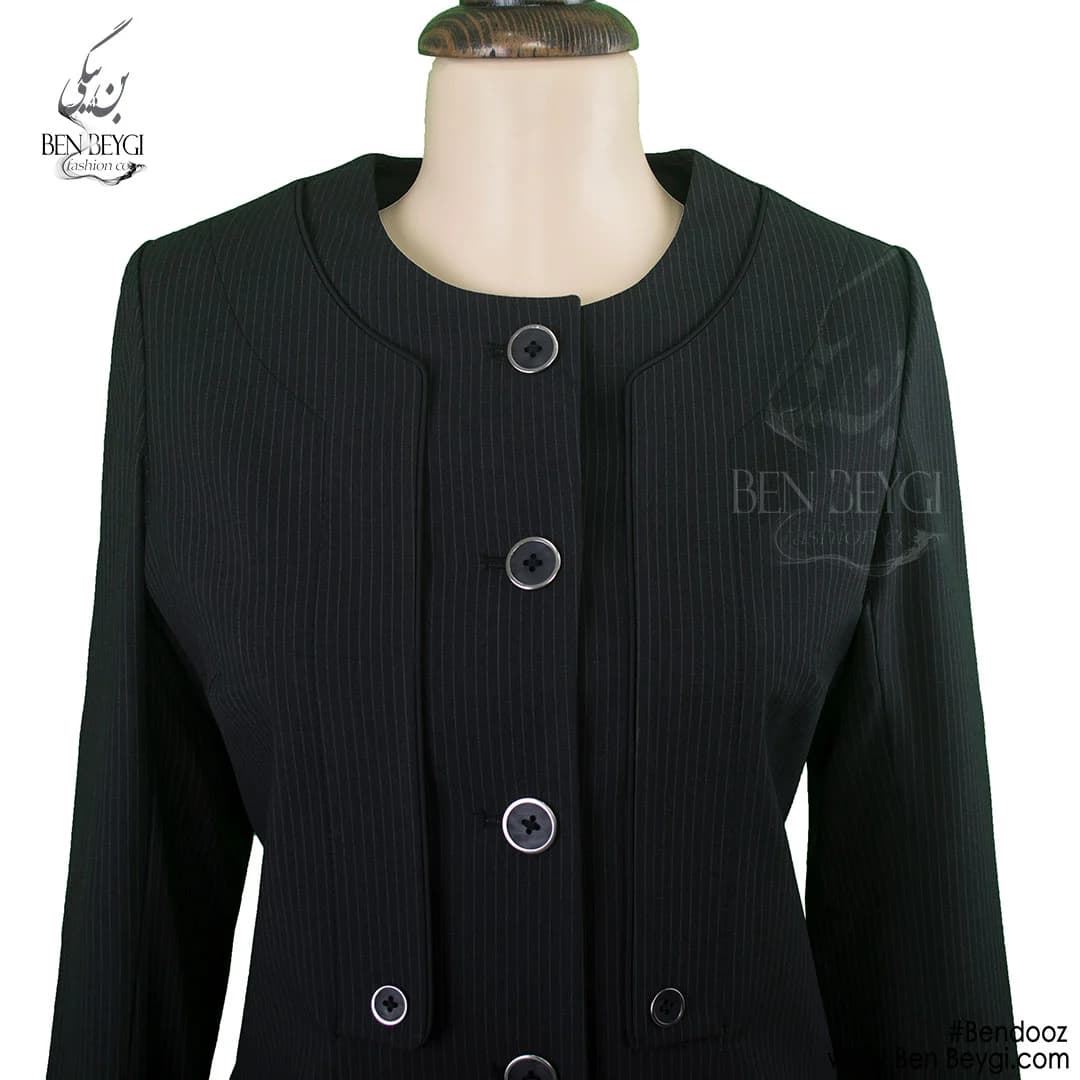 مانتو شلوار اداری مشکی طرح دیپلمات یقه گرد ژیله دار پارچه بزیاق کد 10745 — تصویر ۲