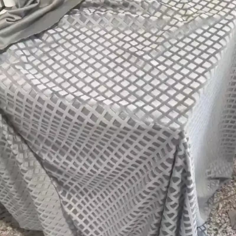 روکش تشک و بالش مخمل طرح لوزی طوسی روشن — تصویر ۳