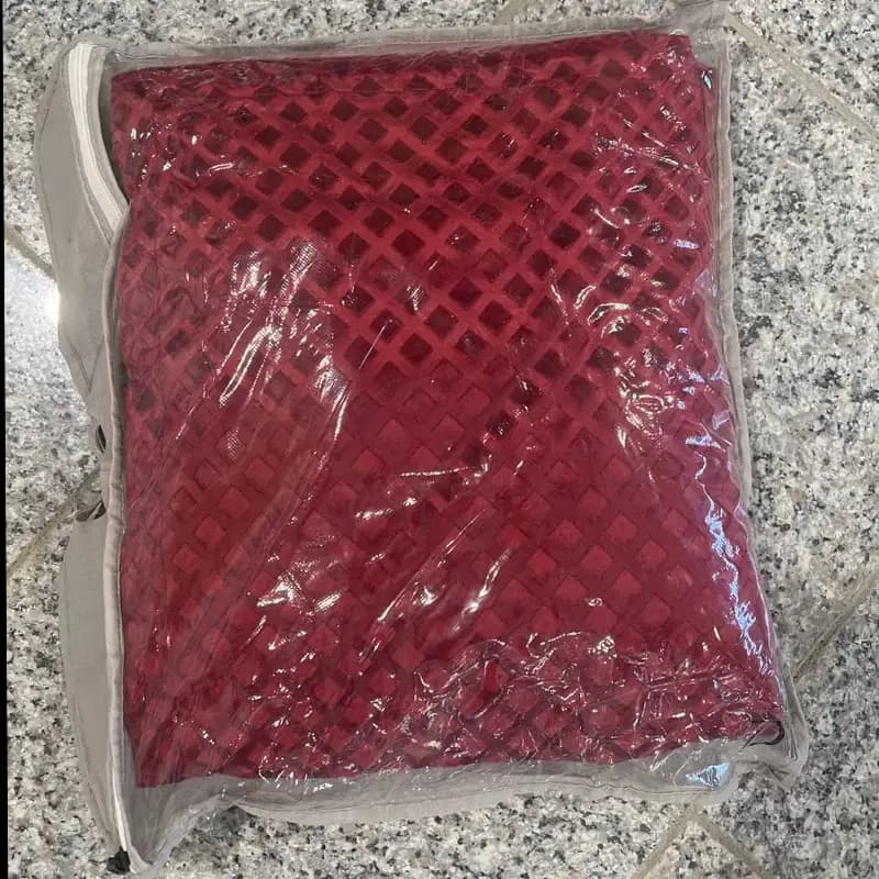 روکش تشک و بالش مخمل طرح لوزی زرشکی — تصویر ۳
