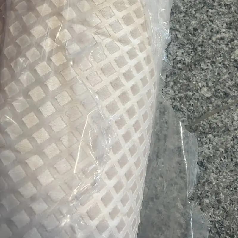 روکش تشک و بالش مخمل طرح لوزی کرمی — تصویر ۲