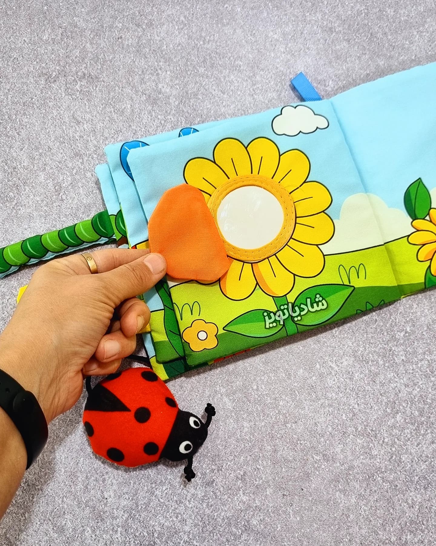 کتاب پارچه ای اورجینال حشرات مربعی — تصویر ۶