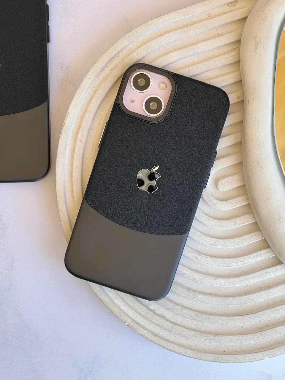 قاب Leather Metal مشکی — تصویر ۴