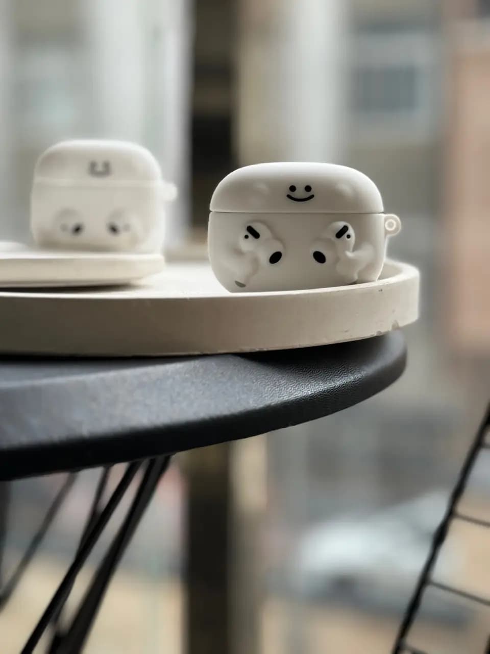 کاور ایرپاد سیلیکونی Airpods in Hands (کدa0122) — تصویر ۳