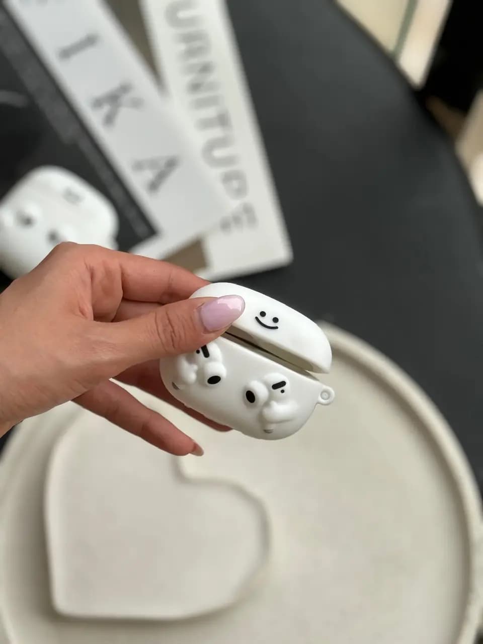 کاور ایرپاد سیلیکونی Airpods in Hands (کدa0122) — تصویر ۲