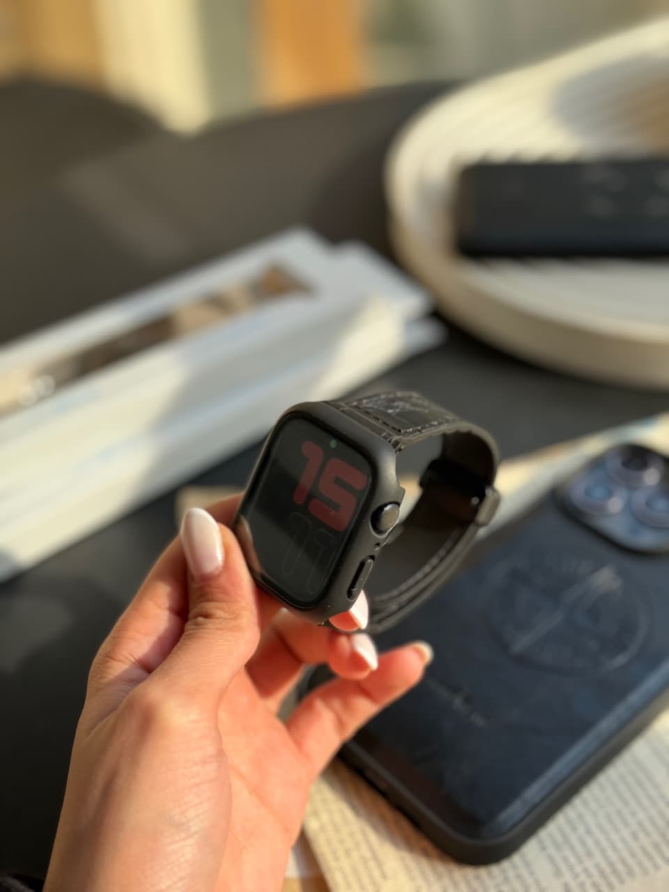 بند اپل واچ چرم قفل مگنتی مشکی — تصویر ۴