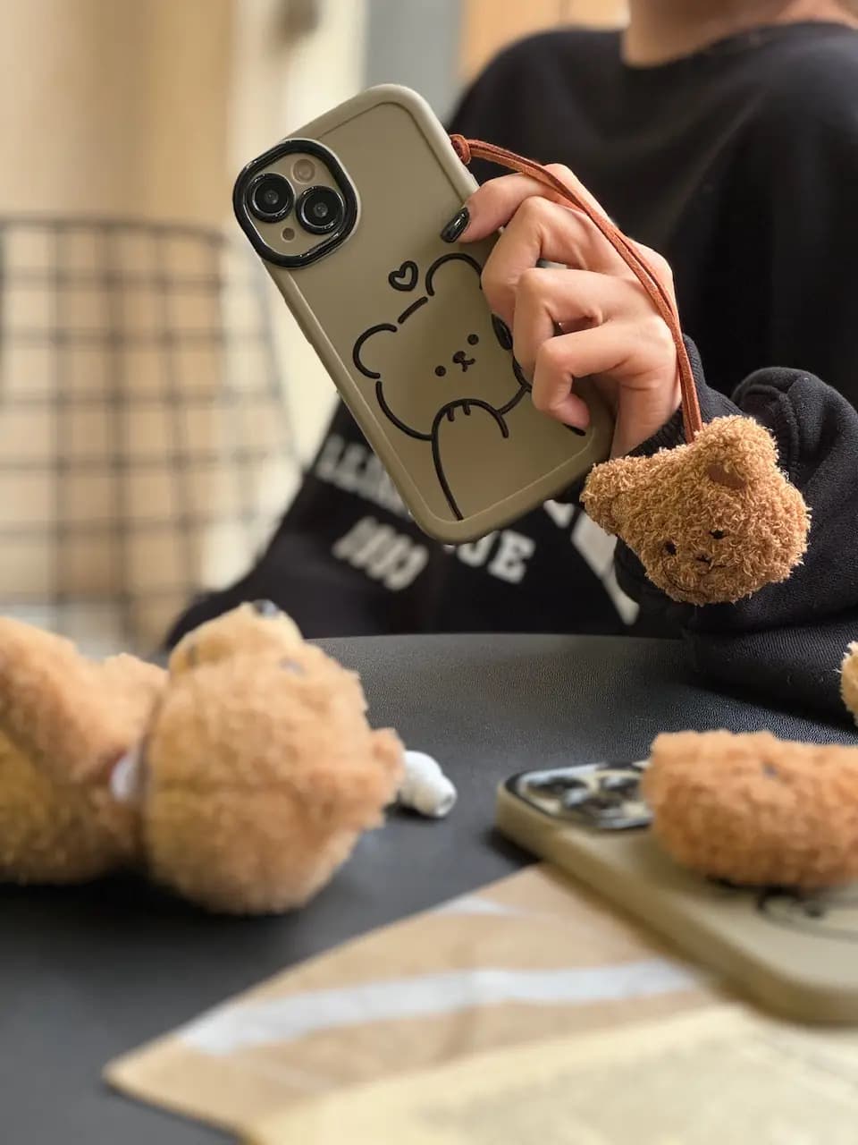 قاب تدی با آویز پشمی آیفون — تصویر ۵
