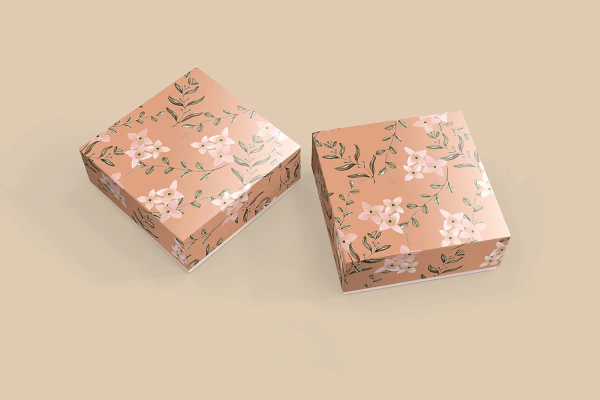 موکاپ جعبه بسته بندی مربع شکل — تصویر ۴