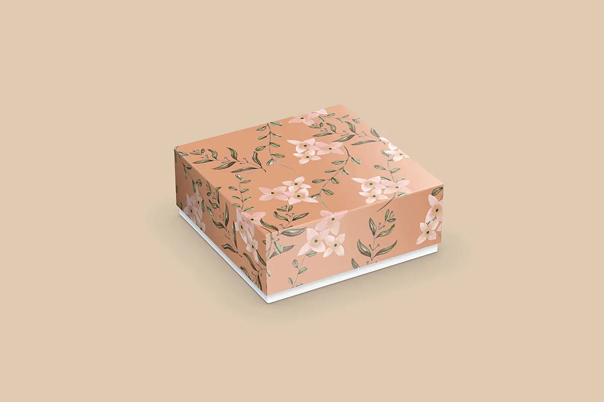 موکاپ جعبه بسته بندی مربع شکل — تصویر ۳