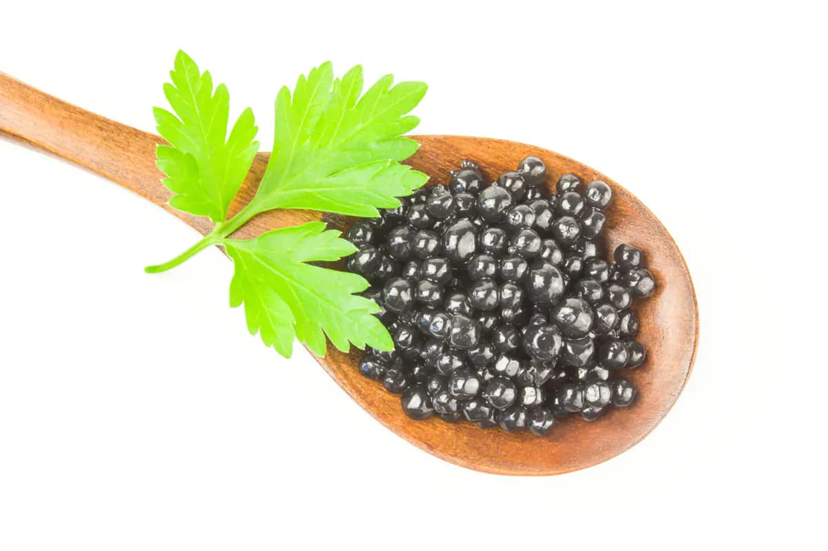 عکس استوک خاویار داخل قاشق چوبی