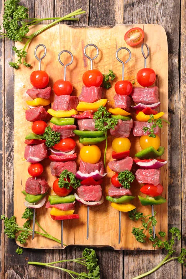 عکس استوک سیخ کباب با گوشت و گوجه فرنگی