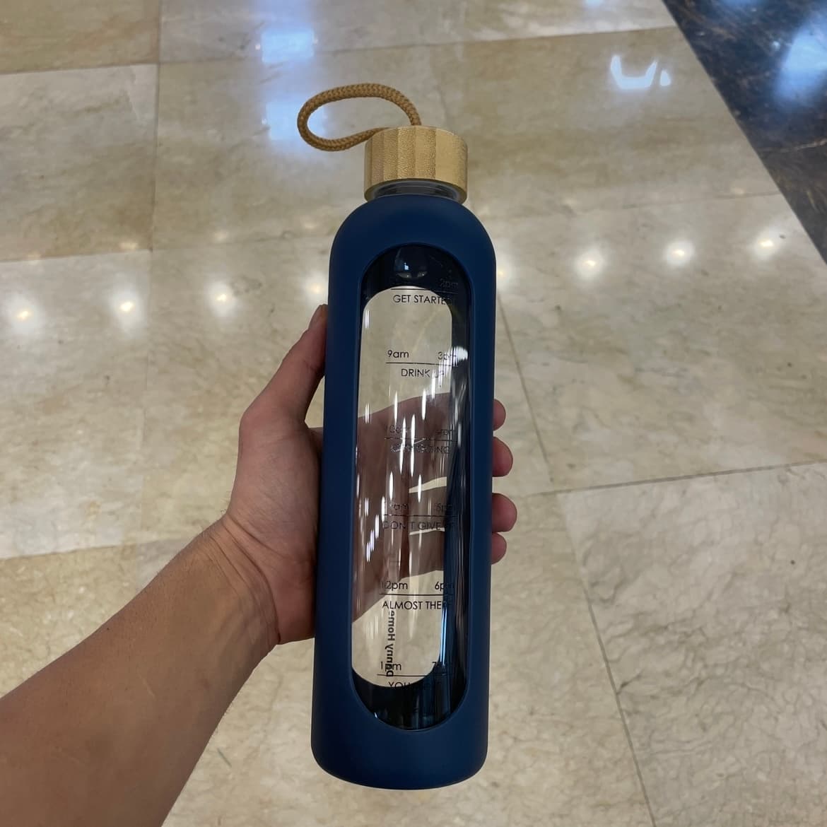 بطری آب شیشه‌ای دنی هوم (Danny Home) با نشانگر زمان – سورمه‌ای — تصویر ۳