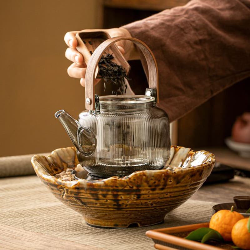 قوری پیرکس دودی با در و دسته چوبی فریم استیل مدل راه راه – ۸۵۰ میلیلیتر 🍵 — تصویر ۳