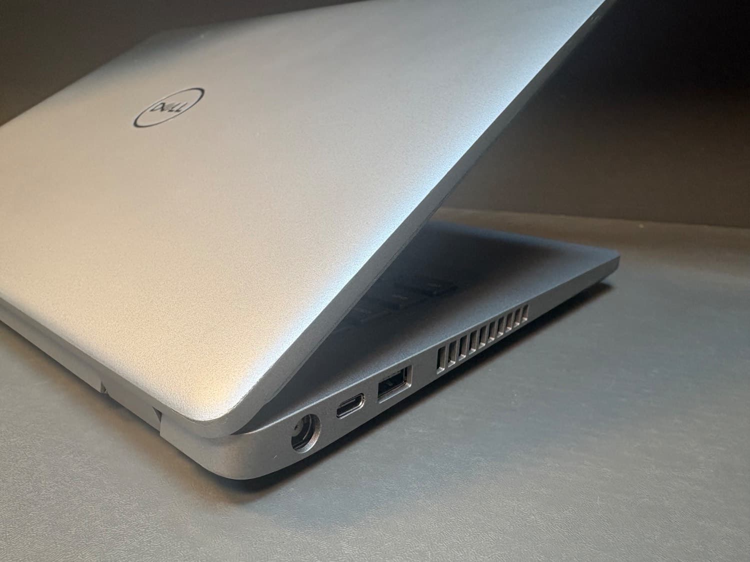 لپ تاپ دل مدل latitude 5410 سایز 14 اینچ FHD پردازنده Intel core i7 نسل دهم 10850H هارد ssd nvme رم 16G DDR4 مشابه نو — تصویر ۳