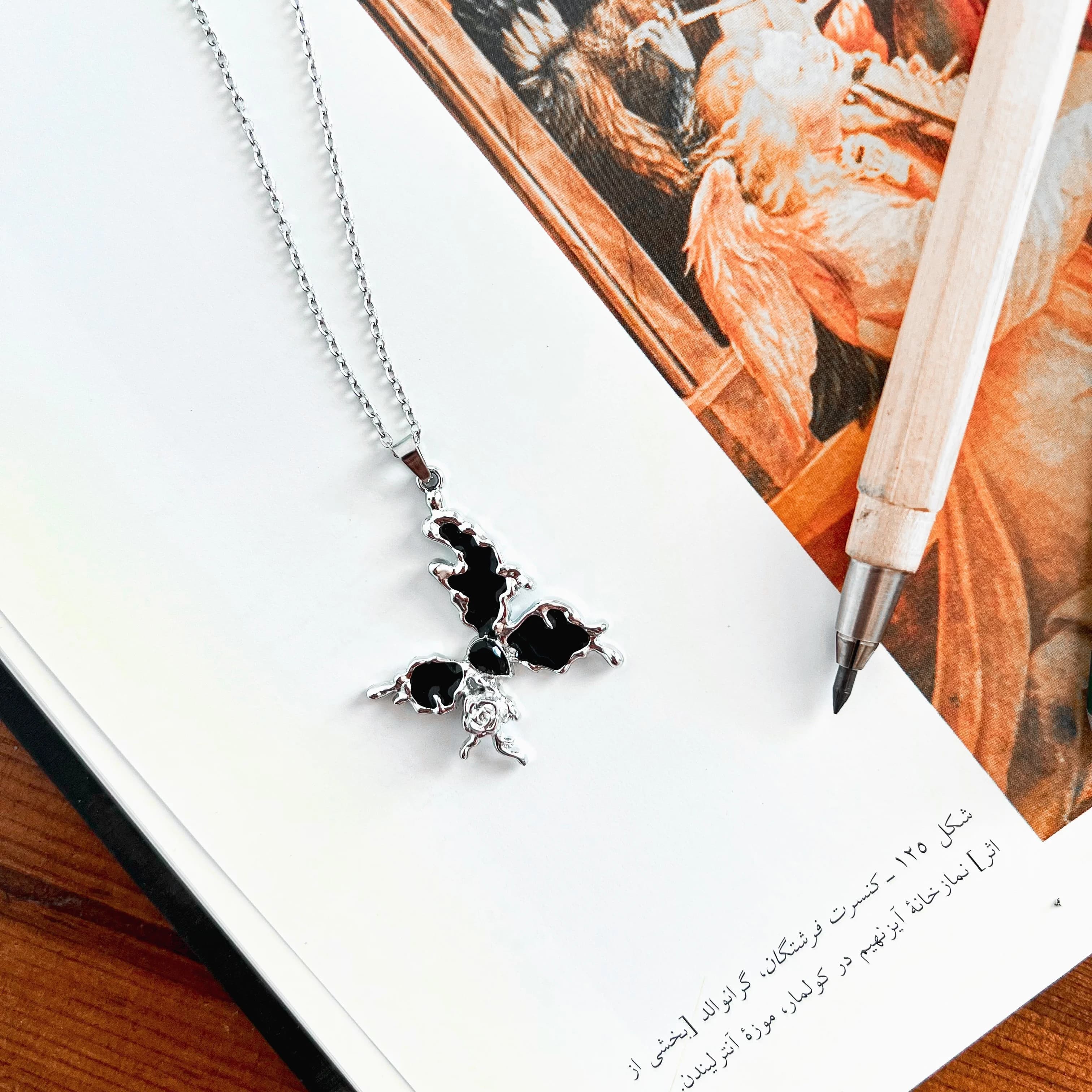 گردنبند پروانه مشکی