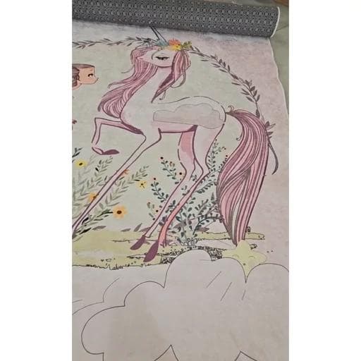 فرش کودک دخترانه طرح اسب تک شاخ زمینه صورتی کد C165 (پس کرایه) — تصویر ۳