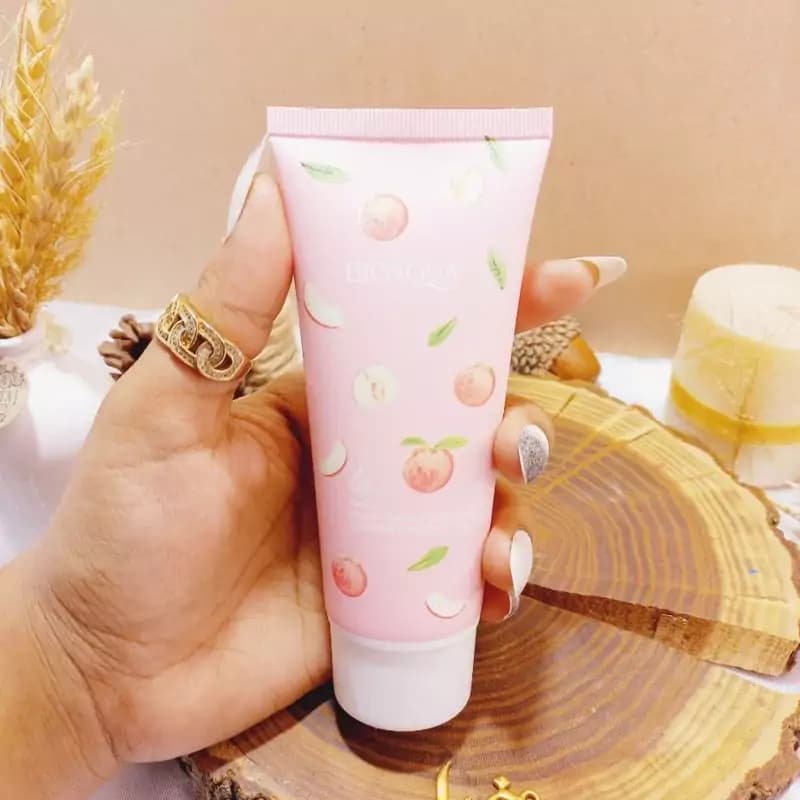 لوسیون هلو تیوپی بیوآکوا بسیار خوشبو حاوی عصاره هلو آبرسان و مرطوب کننده جذب سریع بافت سبک مناسب انواع پوست