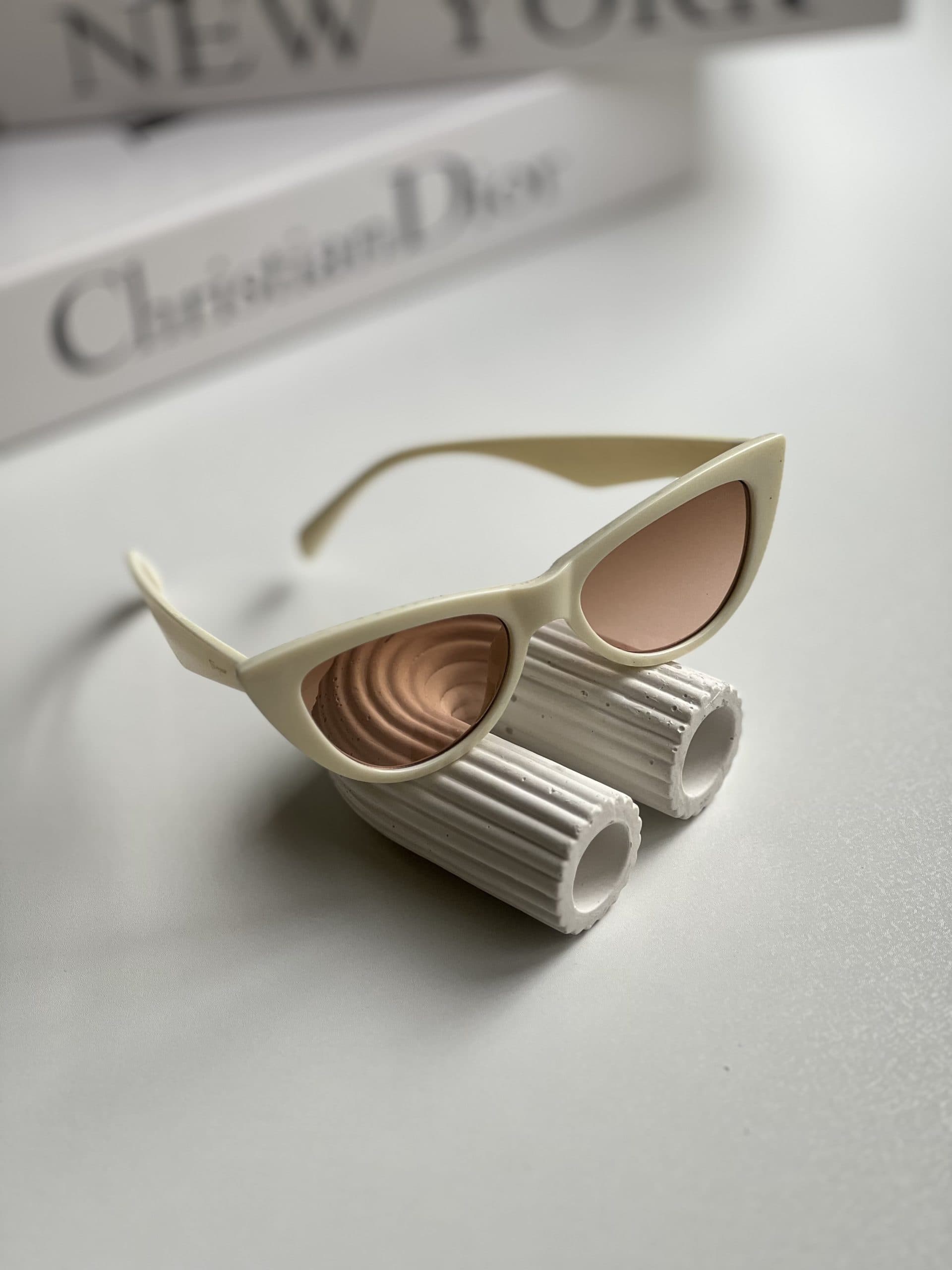 عینک آفتابی برند Ferragamo فریم کائوچو شیری ترند UV 400 — تصویر ۲