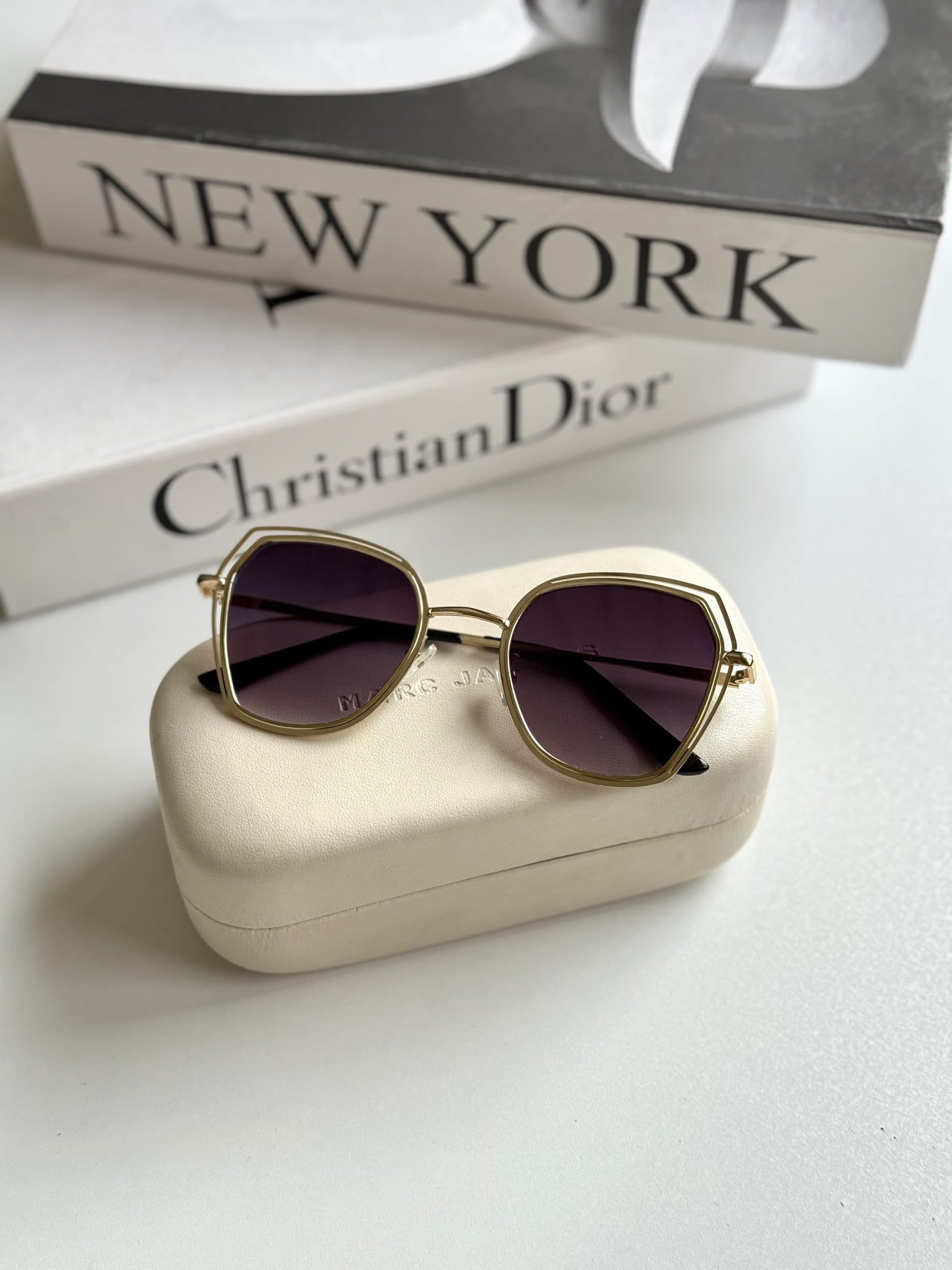 عینک افتابی زنانه بنفش برند Dior یووی 400 — تصویر ۳