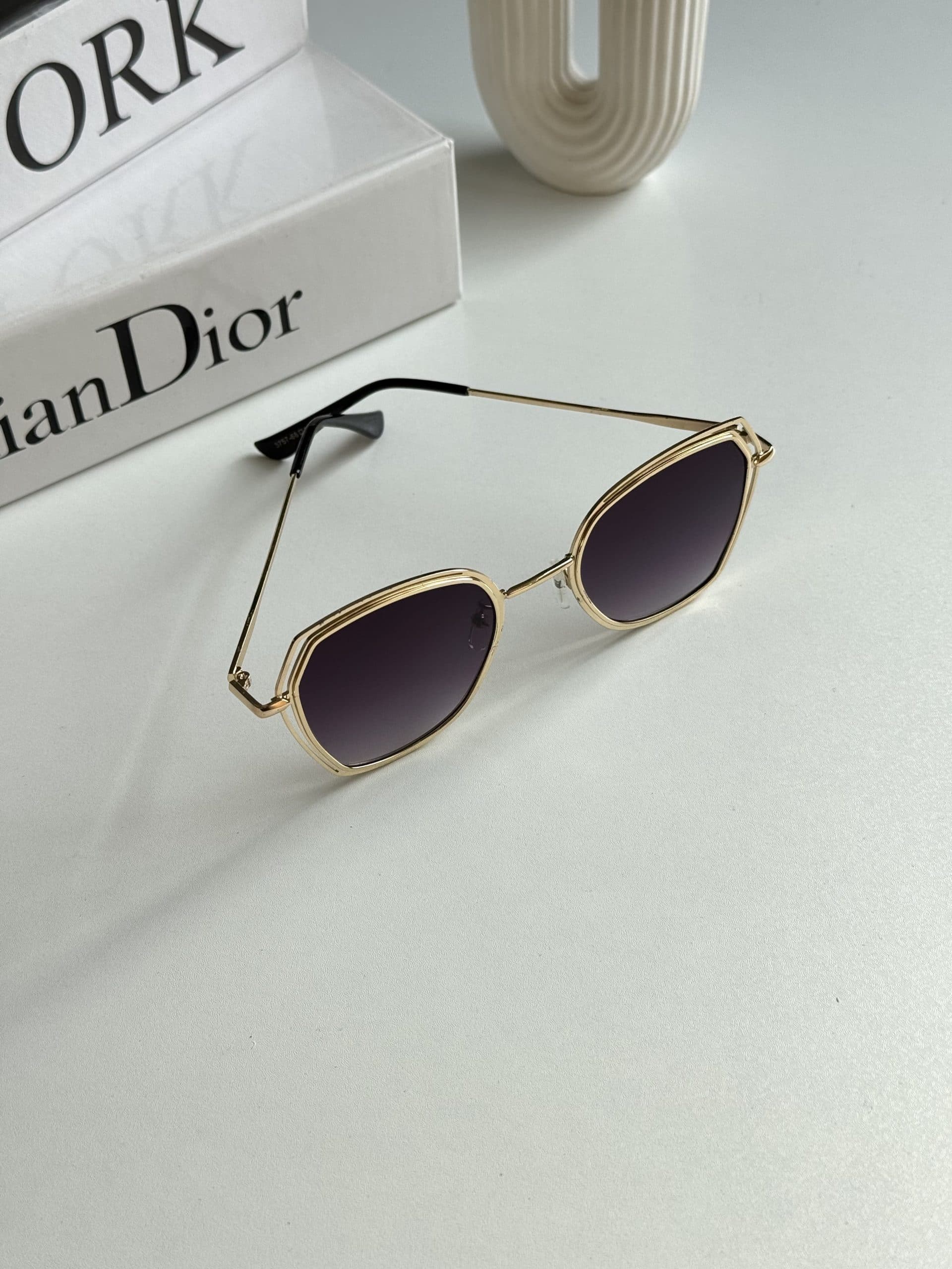 عینک افتابی زنانه بنفش برند Dior یووی 400 — تصویر ۴