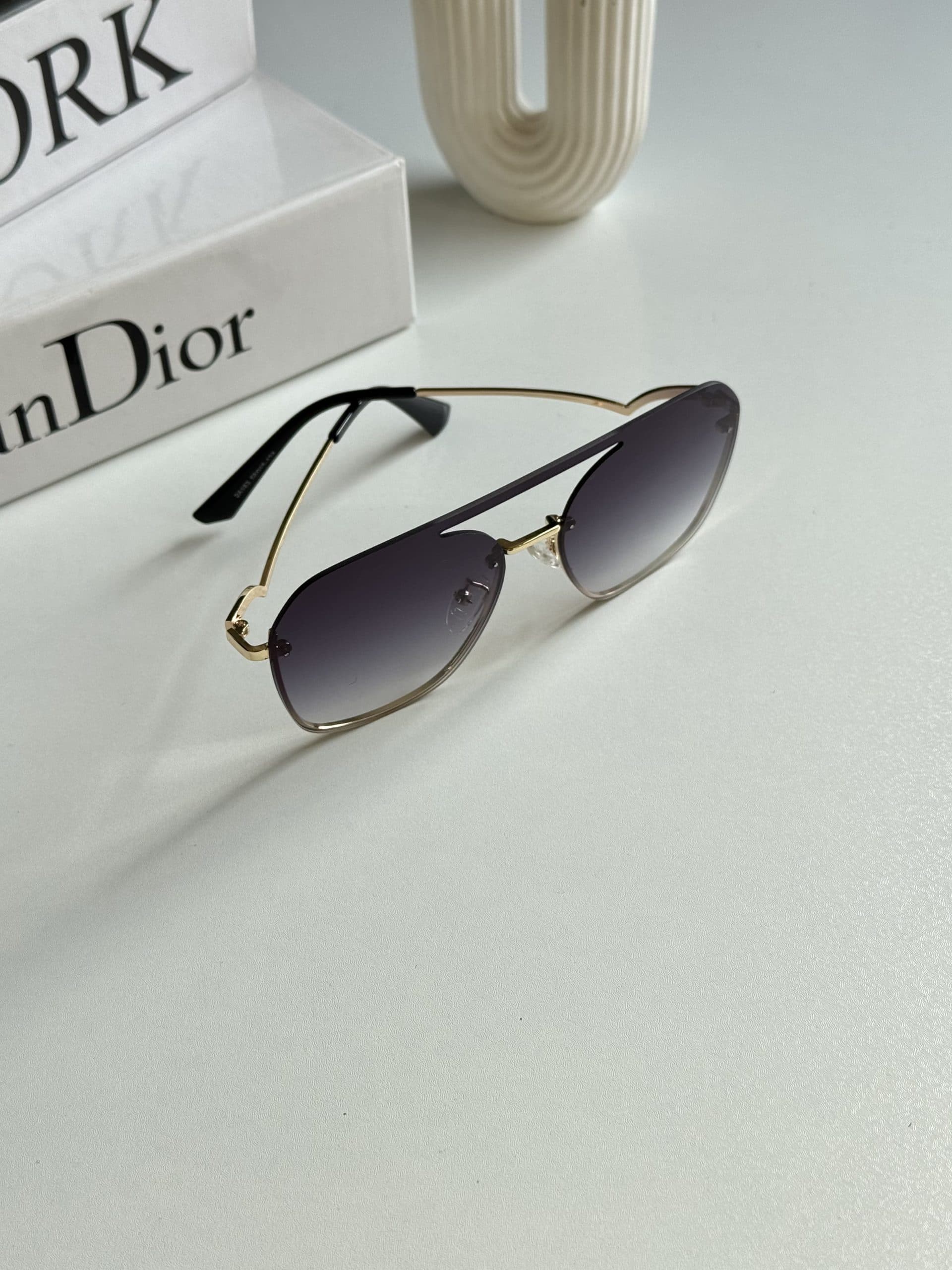 عینک افتابی زنانه بنفش برند Dior یووی 400 — تصویر ۲