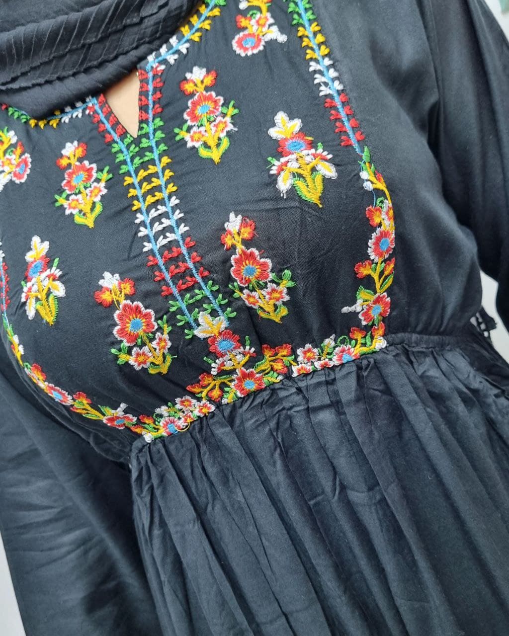 پیراهن ساحلی گلدوزی وارداتی طرح ونوس/کد798 — تصویر ۷