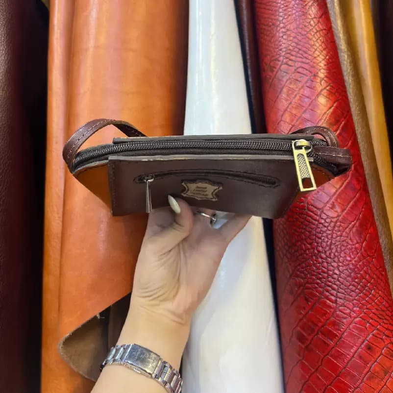 کیف دوشی کوچک و سبک چرم گاوی کد 74 — تصویر ۳
