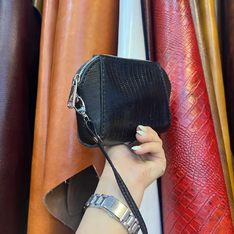 کیف دوشی کوچک و سبک چرم گاوی کد 73 — تصویر ۳
