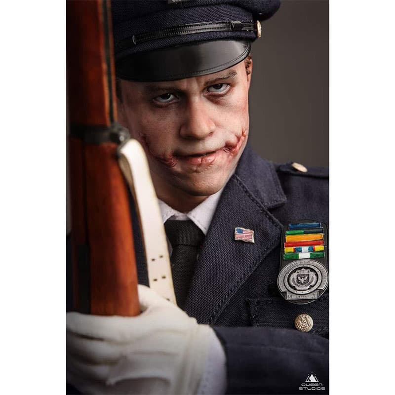 مجسمه Joker از فیلم The Dark Knight برند Queen Studios — تصویر ۲