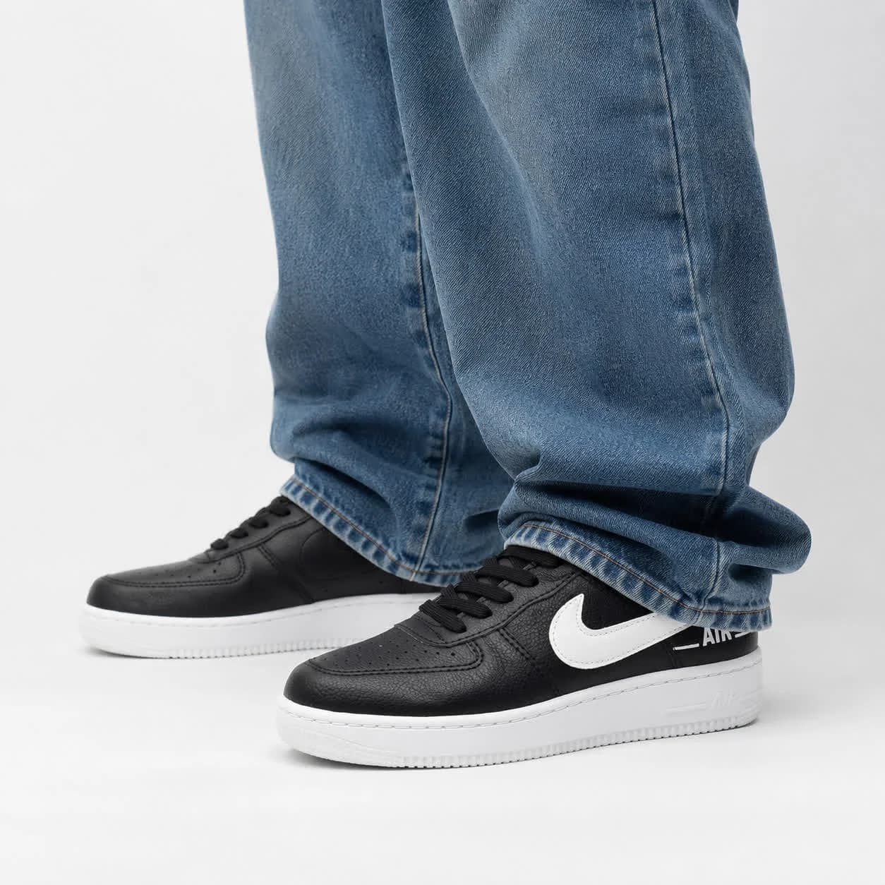 کفش کتانی مردانه زنانه و بزرگ پا مدل ایرفورس مشکی سفید Nike Air Force — تصویر ۲