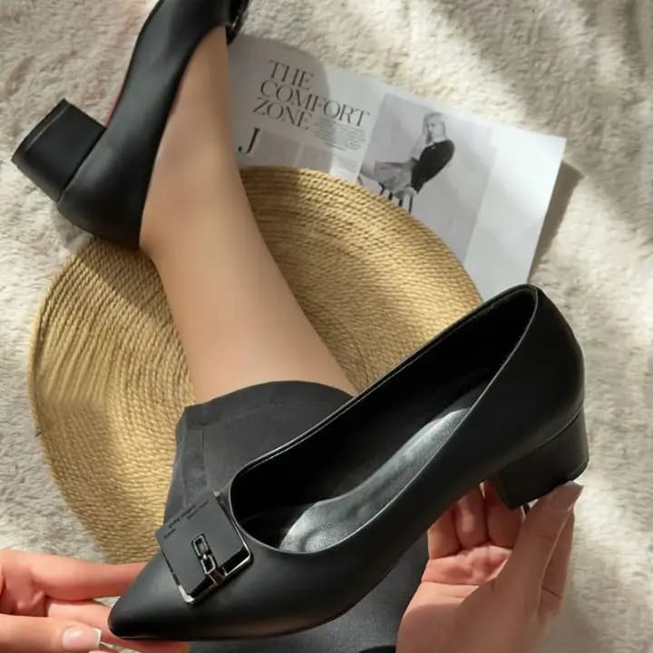 کفش زنانه پاشنهدار مشکی با سگک فلزی