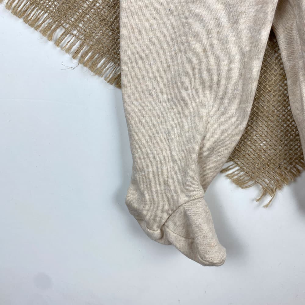 شلوار نوزادی جوراب دار طرح ساده کمرکش کرم رنگ — تصویر ۳