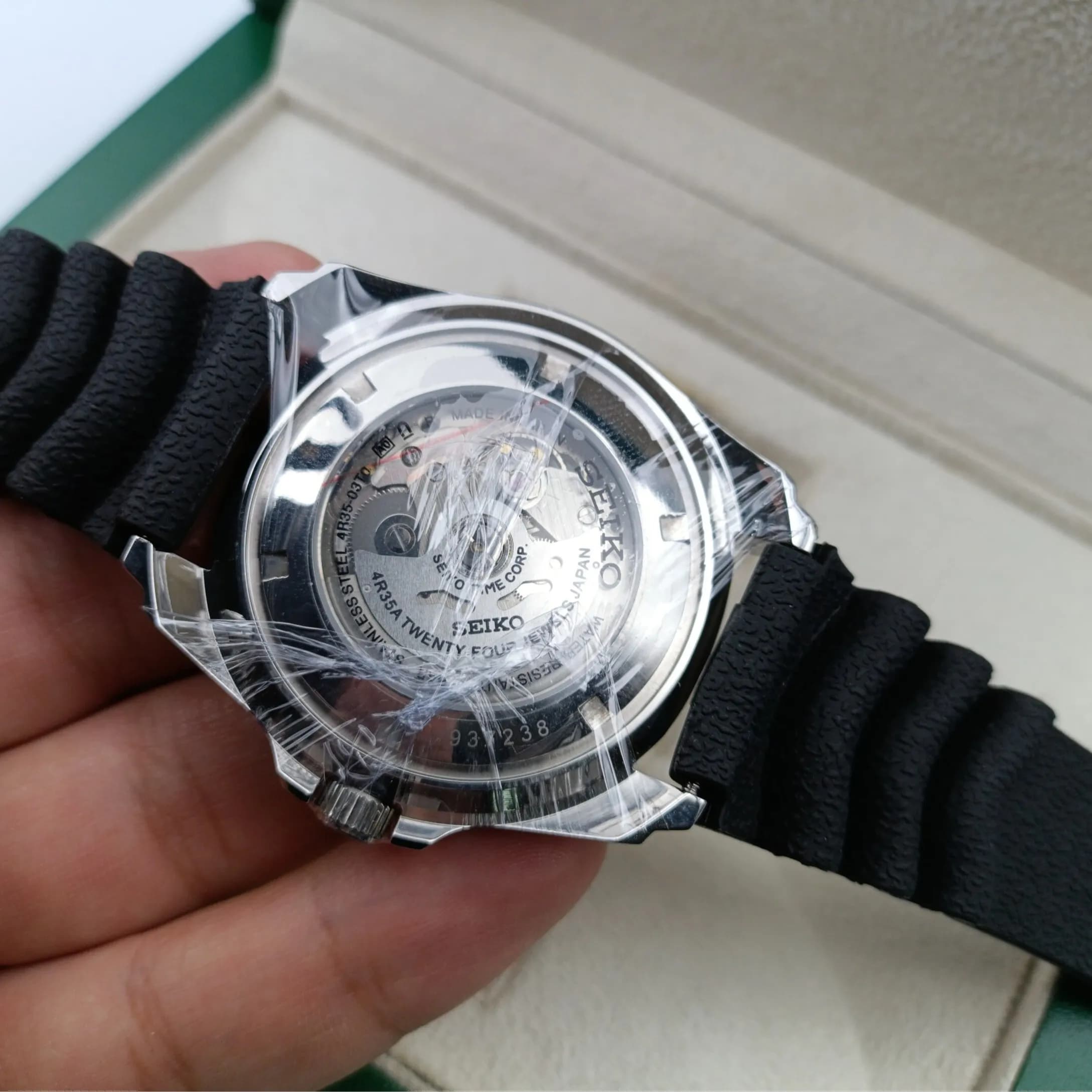 ساعت مچی مردانه سیکو مدل SRPB81K1 اتوماتیک بند رابر با تقویم و شیشه کریستال ضدخش — تصویر ۶