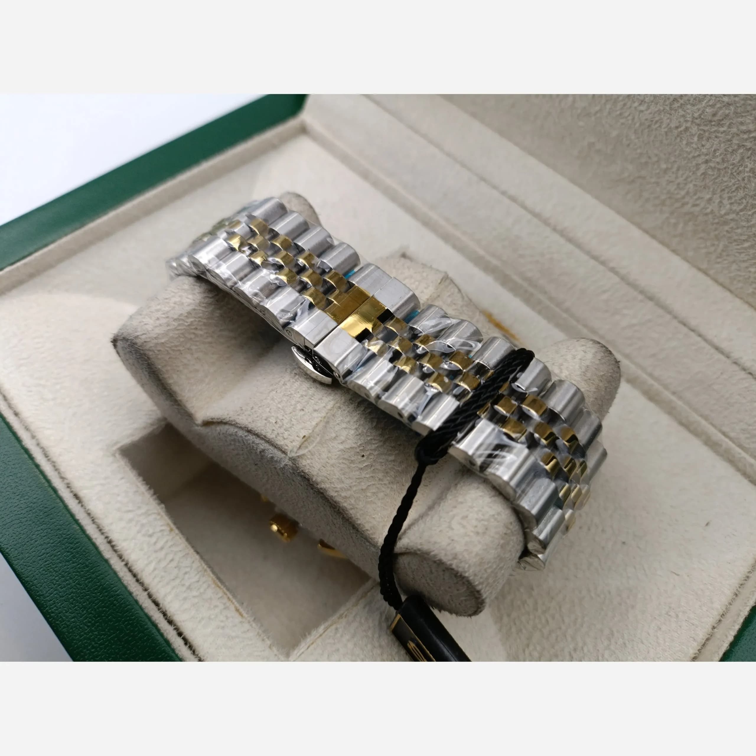 ساعت مچی مردانه سیکو دو رنگ طلایی صفحه مشکی طرح سه موتور مدل 5748 — تصویر ۴