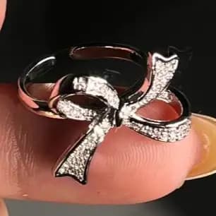 انگشتر زنانه و دخترانه جواهری طرح پاپیون فانتزی آب نقره ضد حساسیت رنگ ثابت فری سایز کد atk
