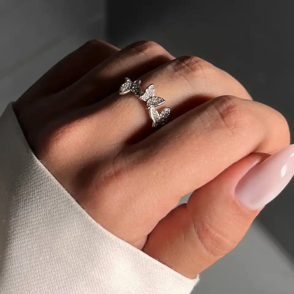 انگشتر زنانه و دخترانه جواهری طرح دور پروانه ای ضد حساسیت رنگ ثابت فری سایز کد atk — تصویر ۲