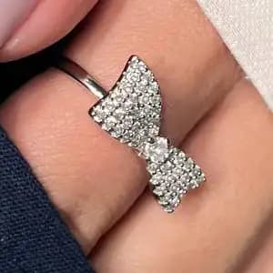 انگشتر زنانه و دخترانه جواهری طرح پاپیونی تک سفید ضد حساسیت رنگ ثابت فری سایز کد atk