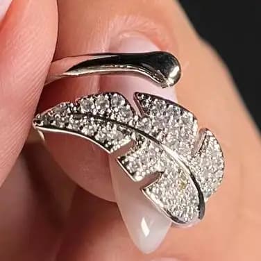 انگشتر زنانه و دخترانه جواهری طرح برگ نگینی ضد حساسیت رنگ ثابت فری سایز کد atk