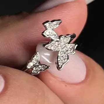 انگشتر زنانه و دخترانه جواهری طرح سه پروانه ای نگین دار ضد حساسیت رنگ ثابت فری سایز کد atk