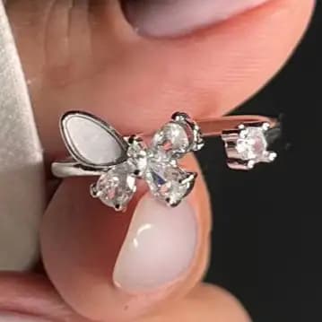 انگشتر زنانه و دخترانه جواهری طرح پروانه بال سفید ضد حساسیت رنگ ثابت فری سایز کد atk