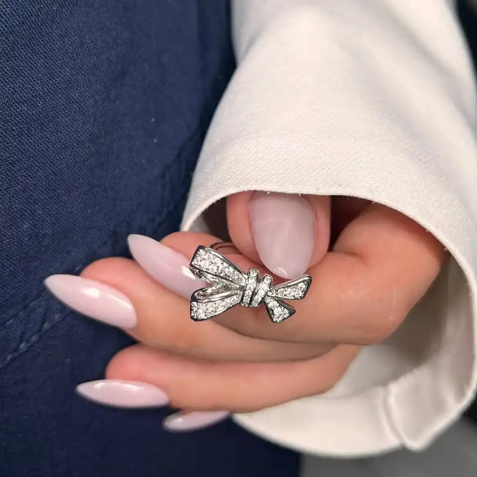 انگشتر زنانه و دخترانه جواهری طرح پاپیون نقره ای ضد حساسیت رنگ ثابت فری سایز کد atk — تصویر ۲