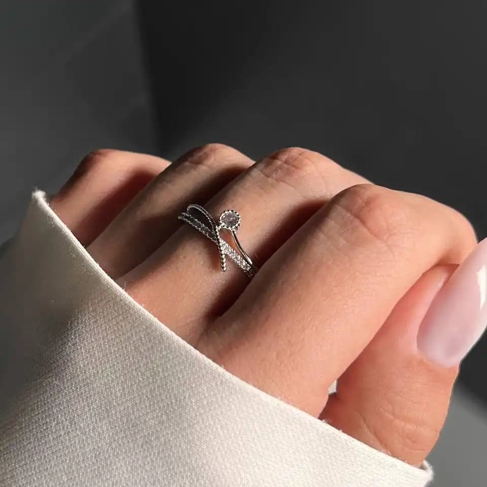 انگشتر زنانه و دخترانه جواهری طرح جذاب و ظریف ضد حساسیت رنگ ثابت فری سایز کد atk — تصویر ۲