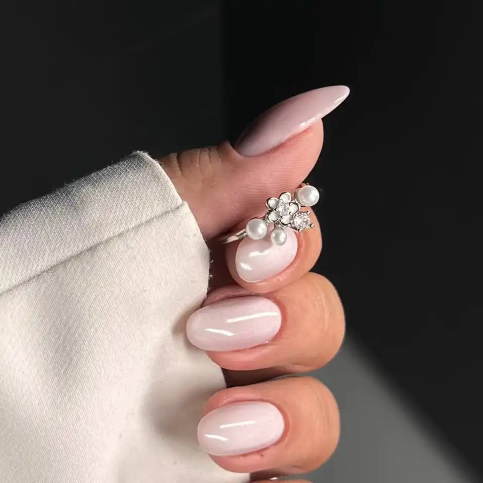 انگشتر زنانه و دخترانه جواهری طرح گل و مرواریدی ضد حساسیت رنگ ثابت فری سایز کد atk — تصویر ۲